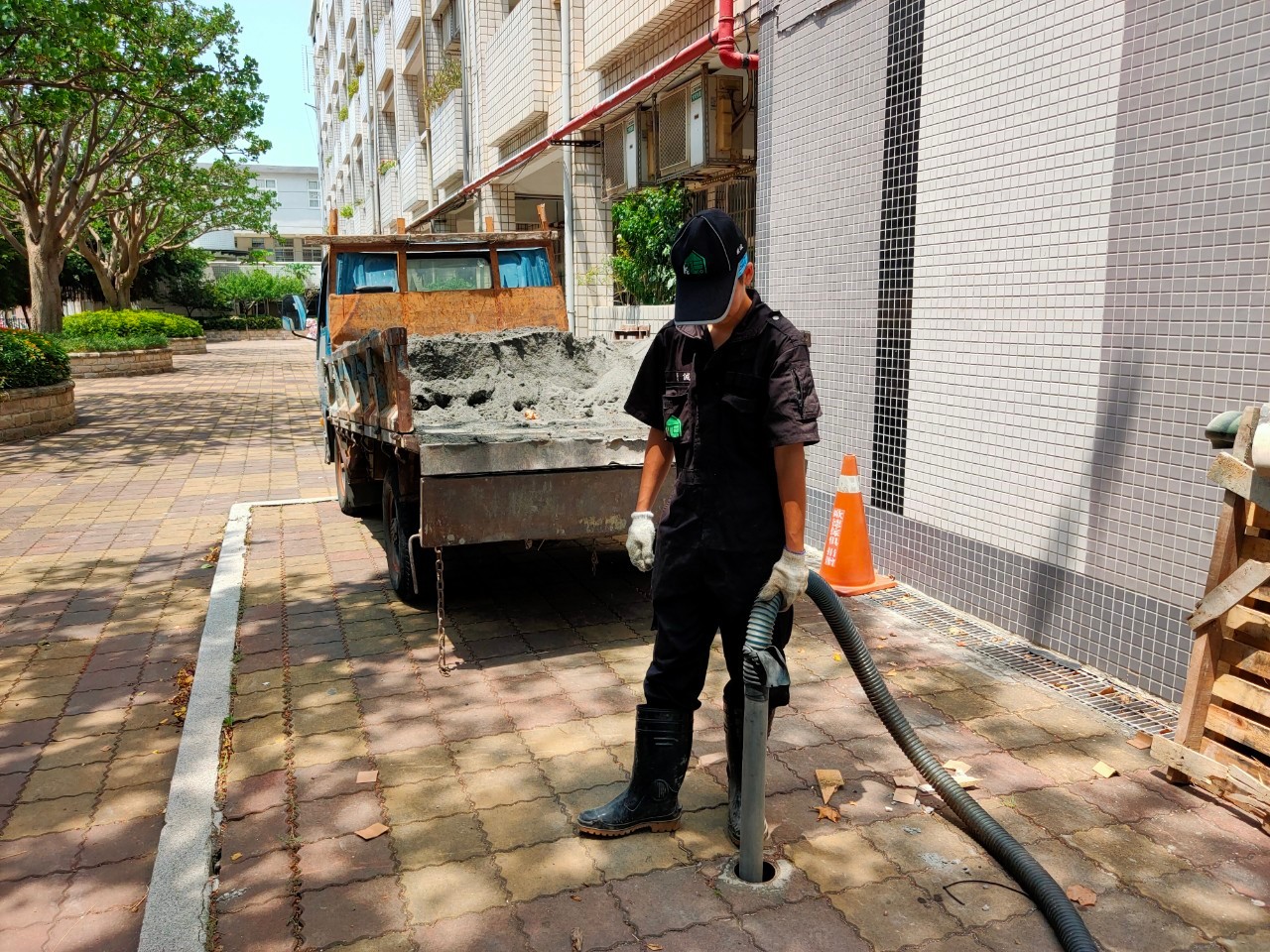 國中抽化糞池